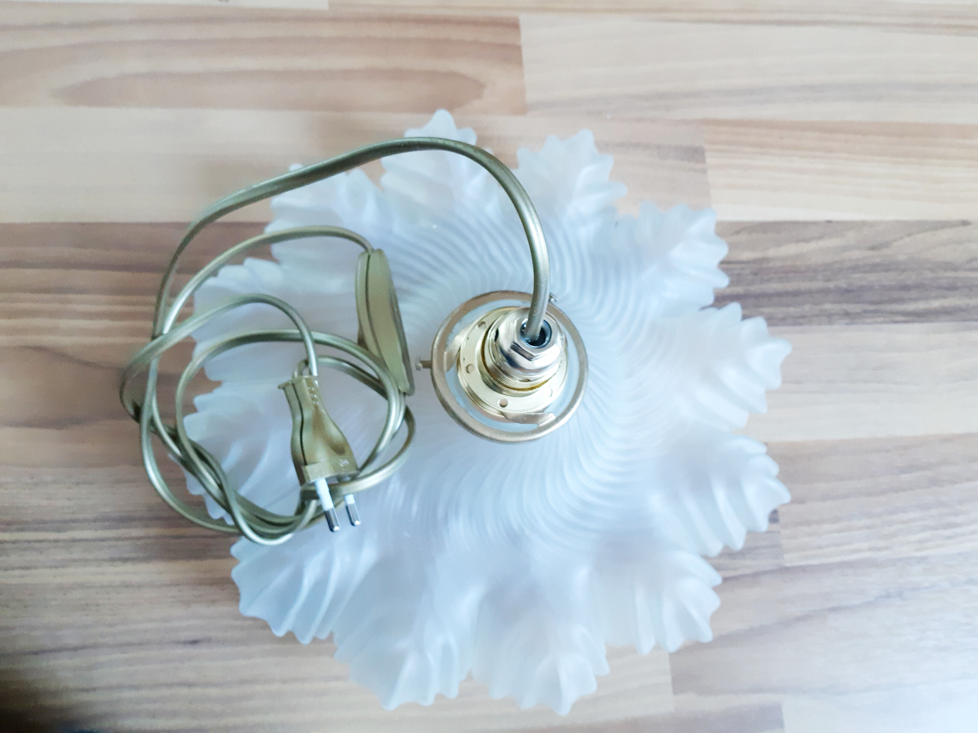 Suspension in frosted white opaline