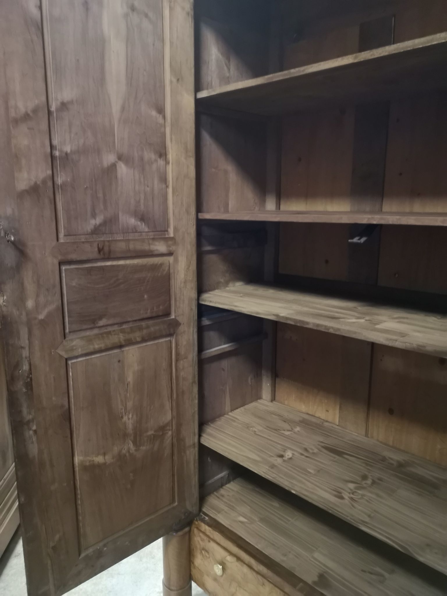 Armoire à placage de loupe