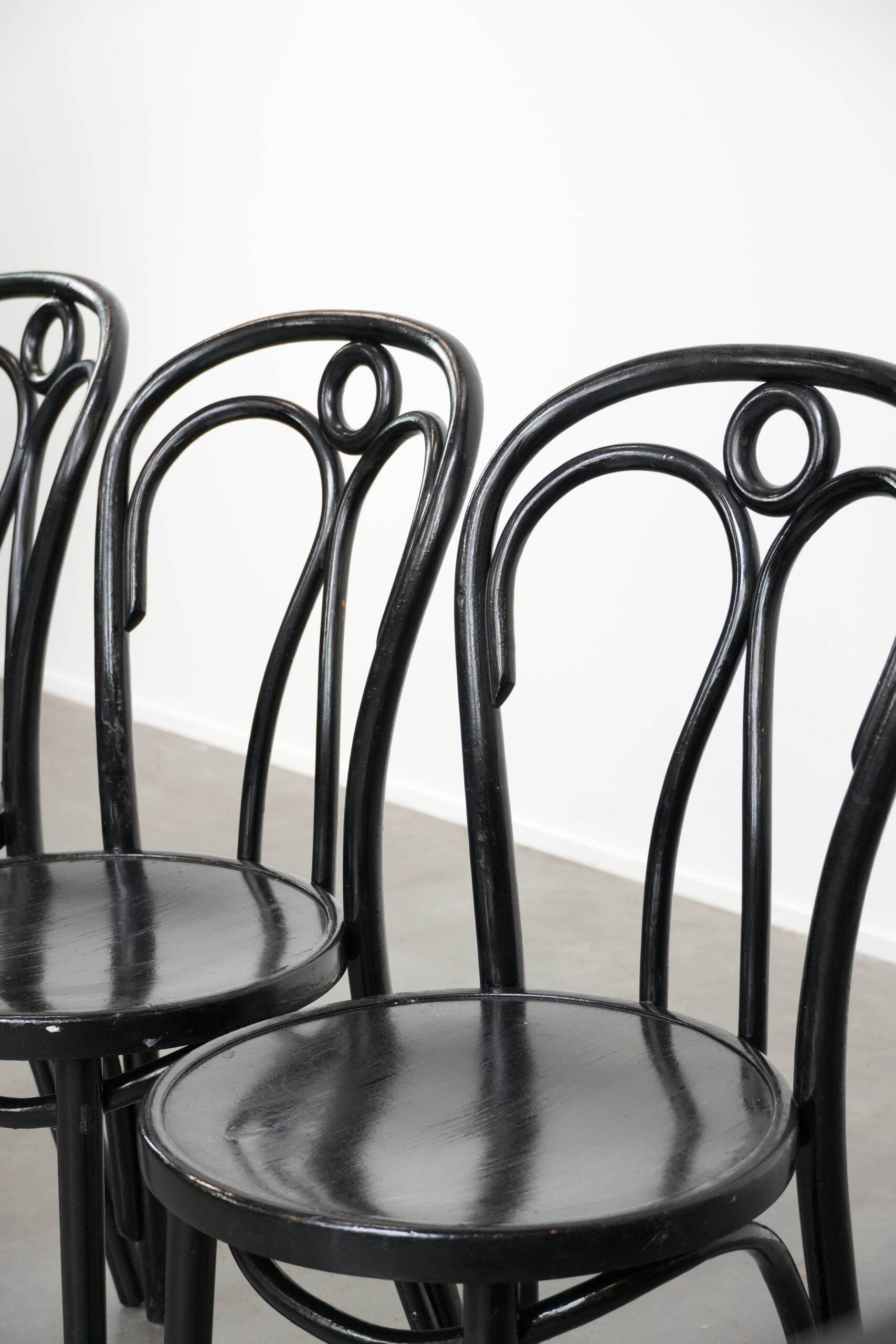 Ensemble de 4 chaises de bistrot noires de style Thonet vintage