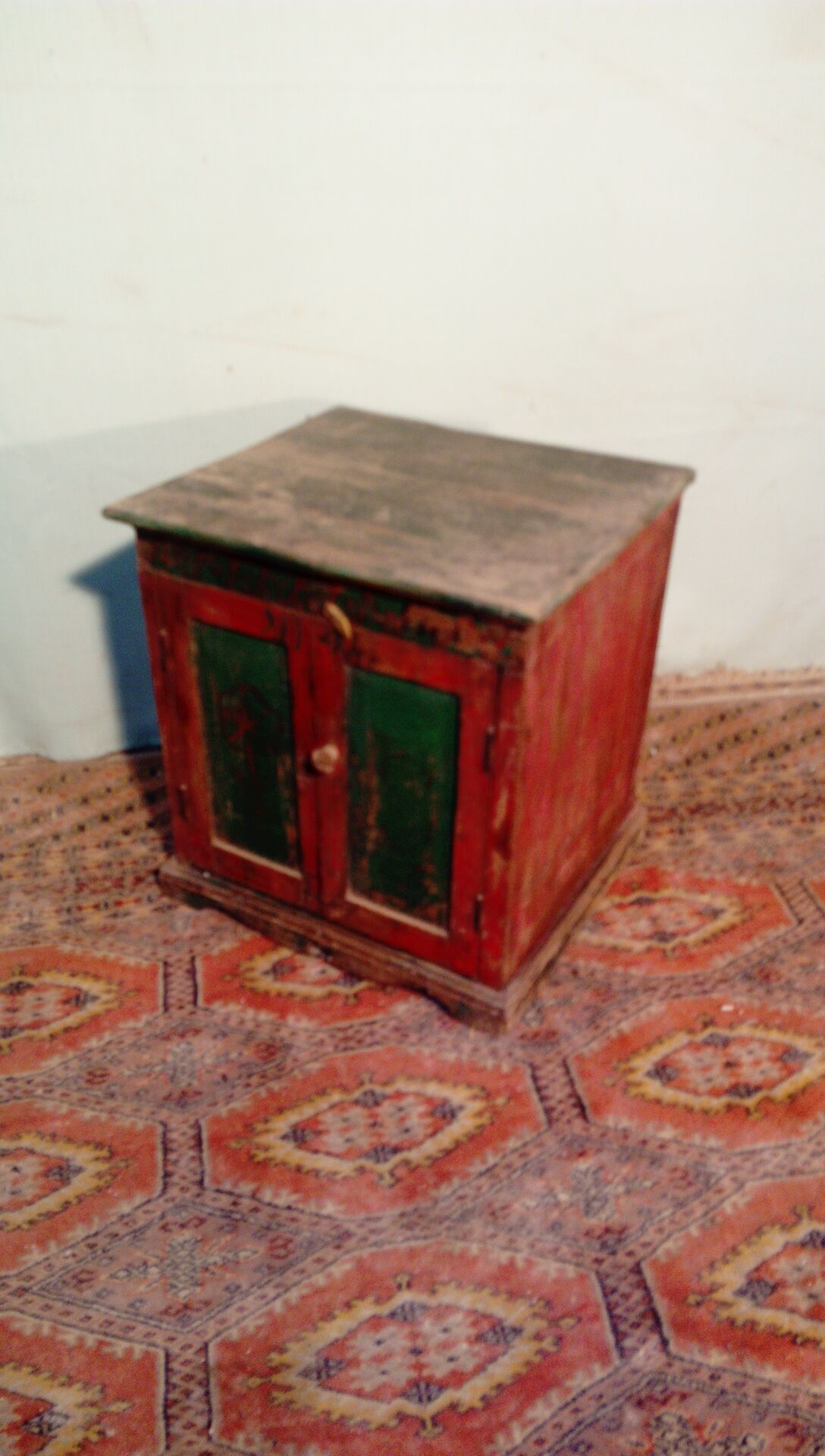 Polychrome bedside