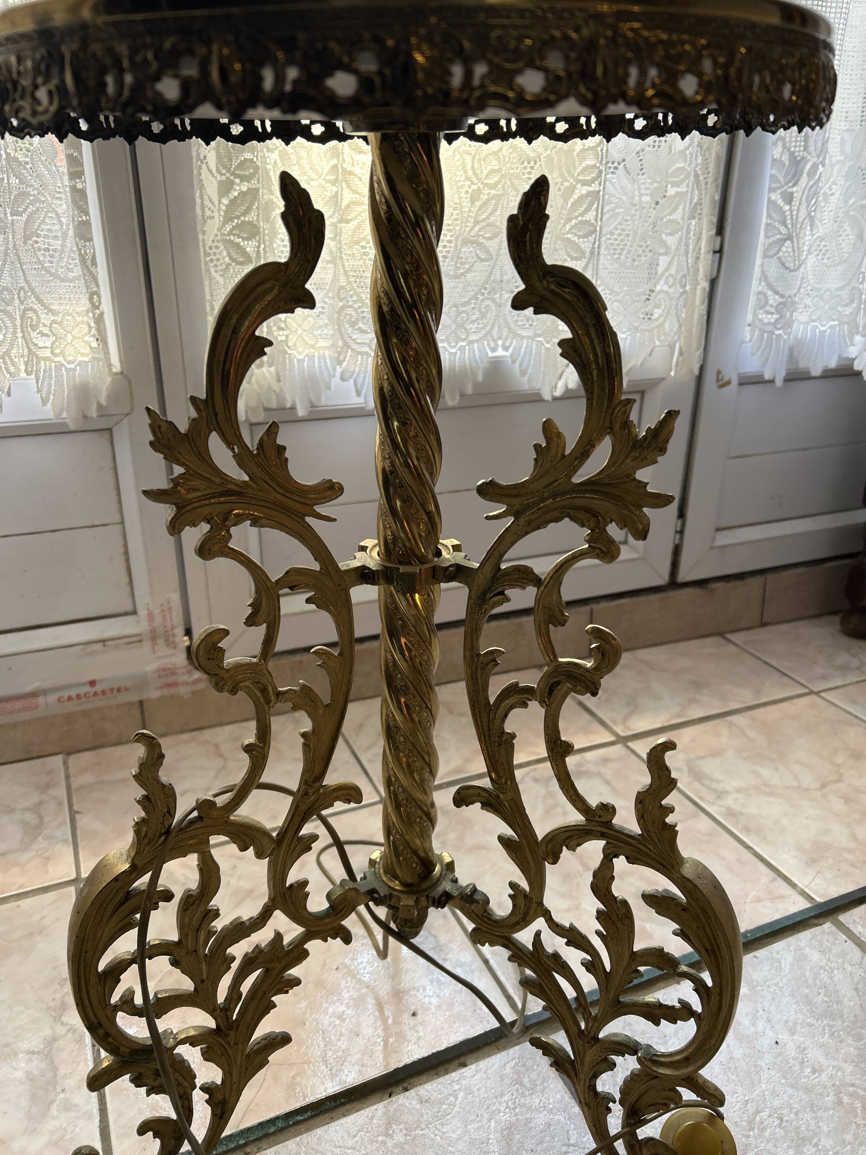 Living room floor lamp in bronze and white marble.