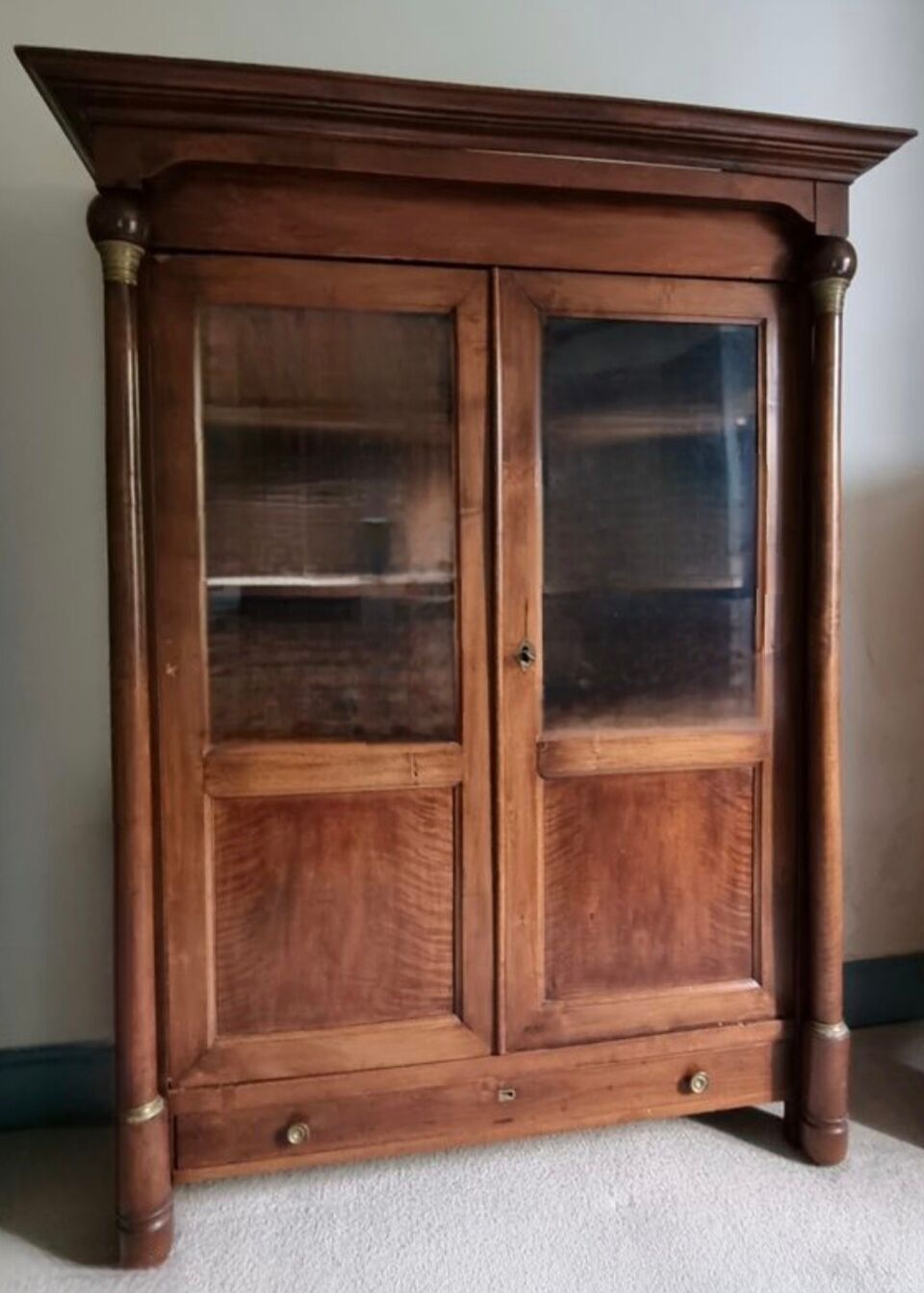 Armoire Empire avec colonnes ornées de bronze