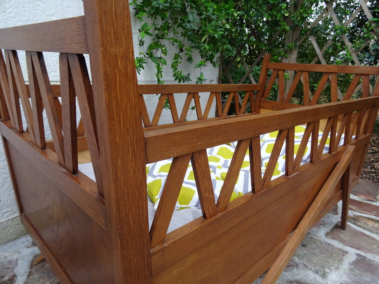 Oak crib, compass feet