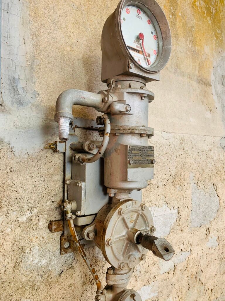 Pompe à essence murale Aster Junior garage vintage station service design 1950 1960