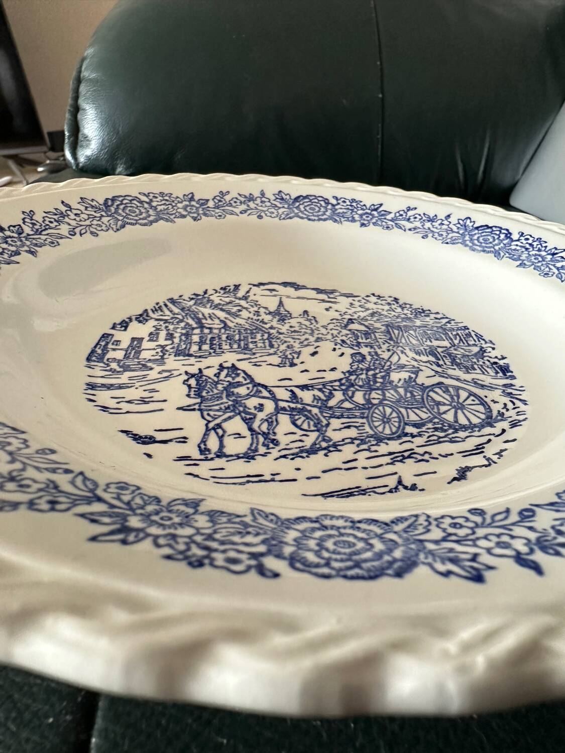 Assiette creuse Art nouveau en faïence Brighton, Angleterre XIXe siècle