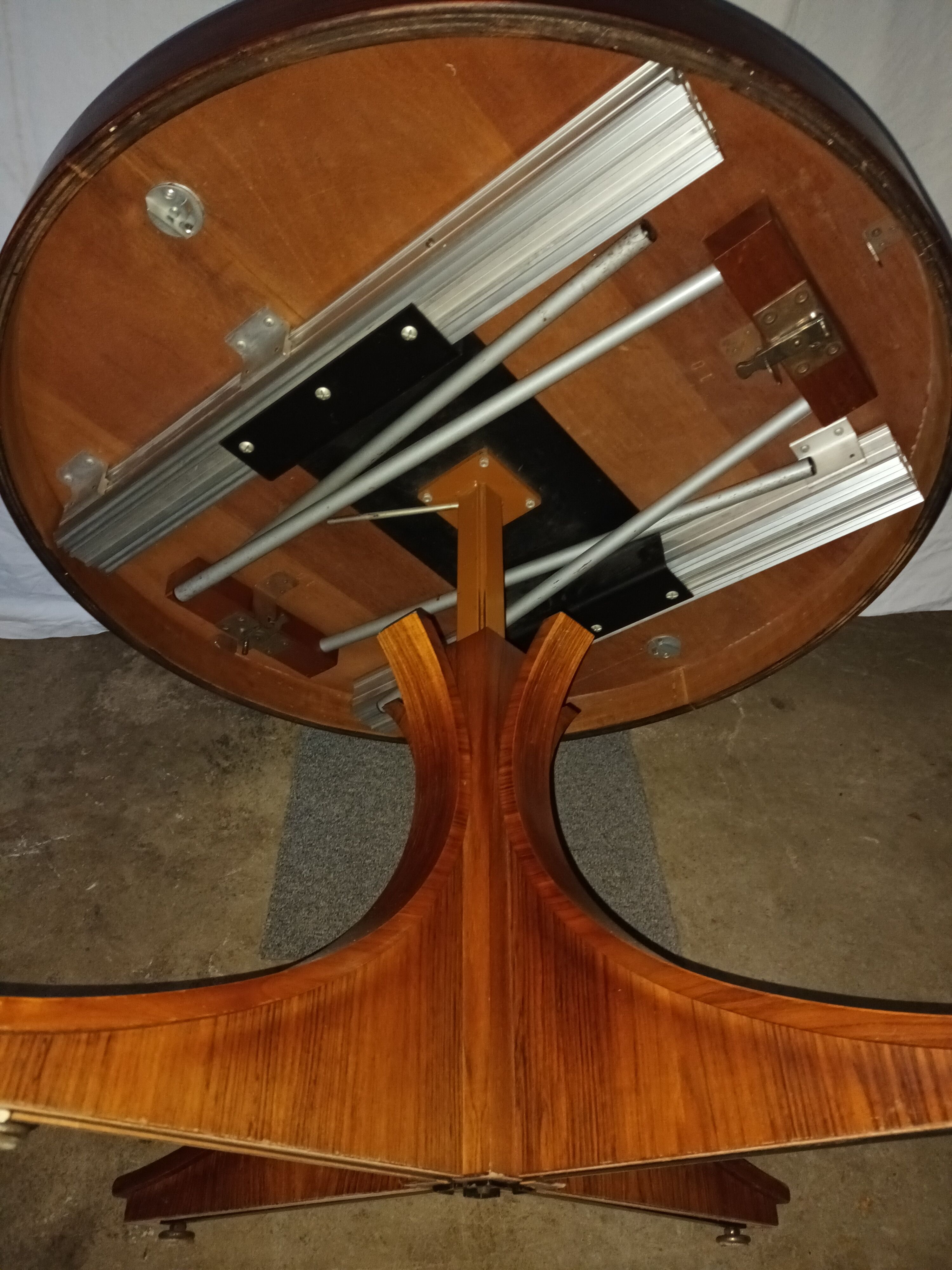 Table basse a systeme monte et baisse extensible de luigi Bartolini,années 70