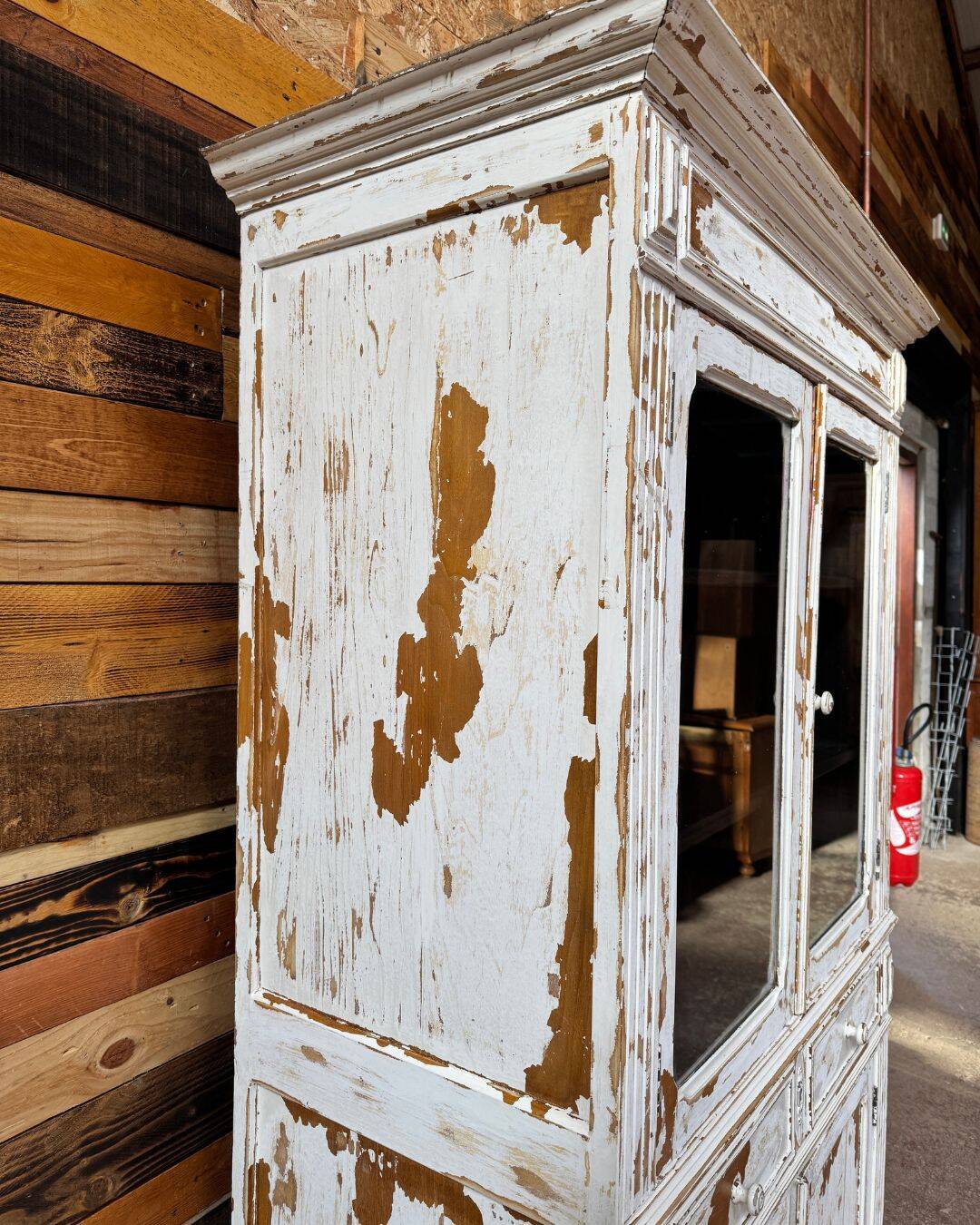Armoire parisienne vitrée et patinée