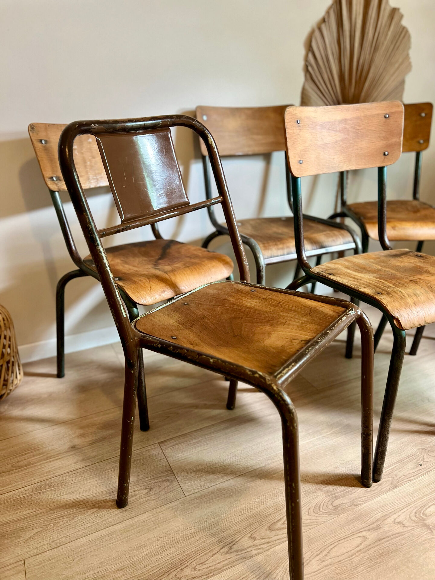 Lot de 6 chaises d’école rénovées 
