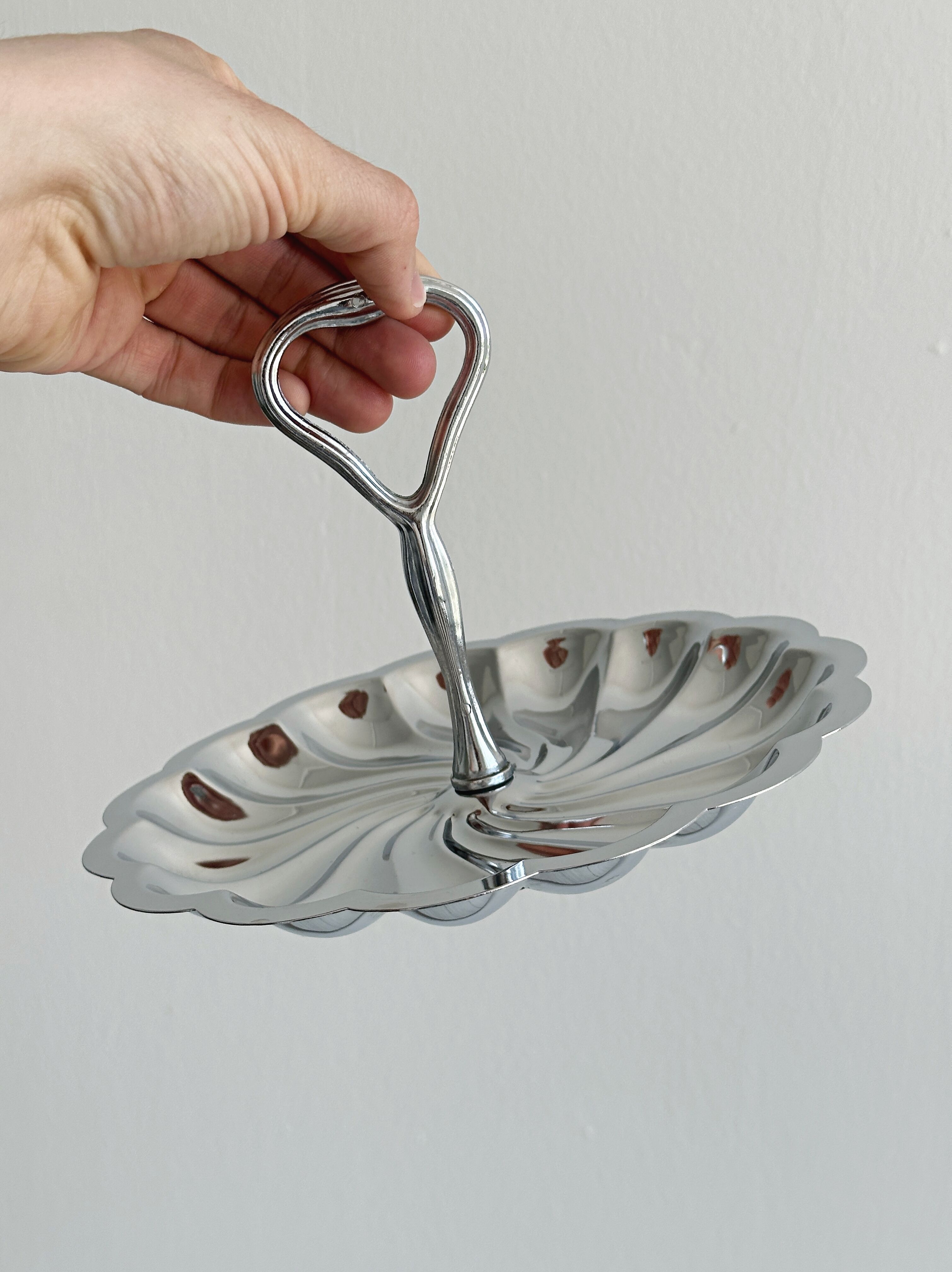 Lightweight metal serving dish