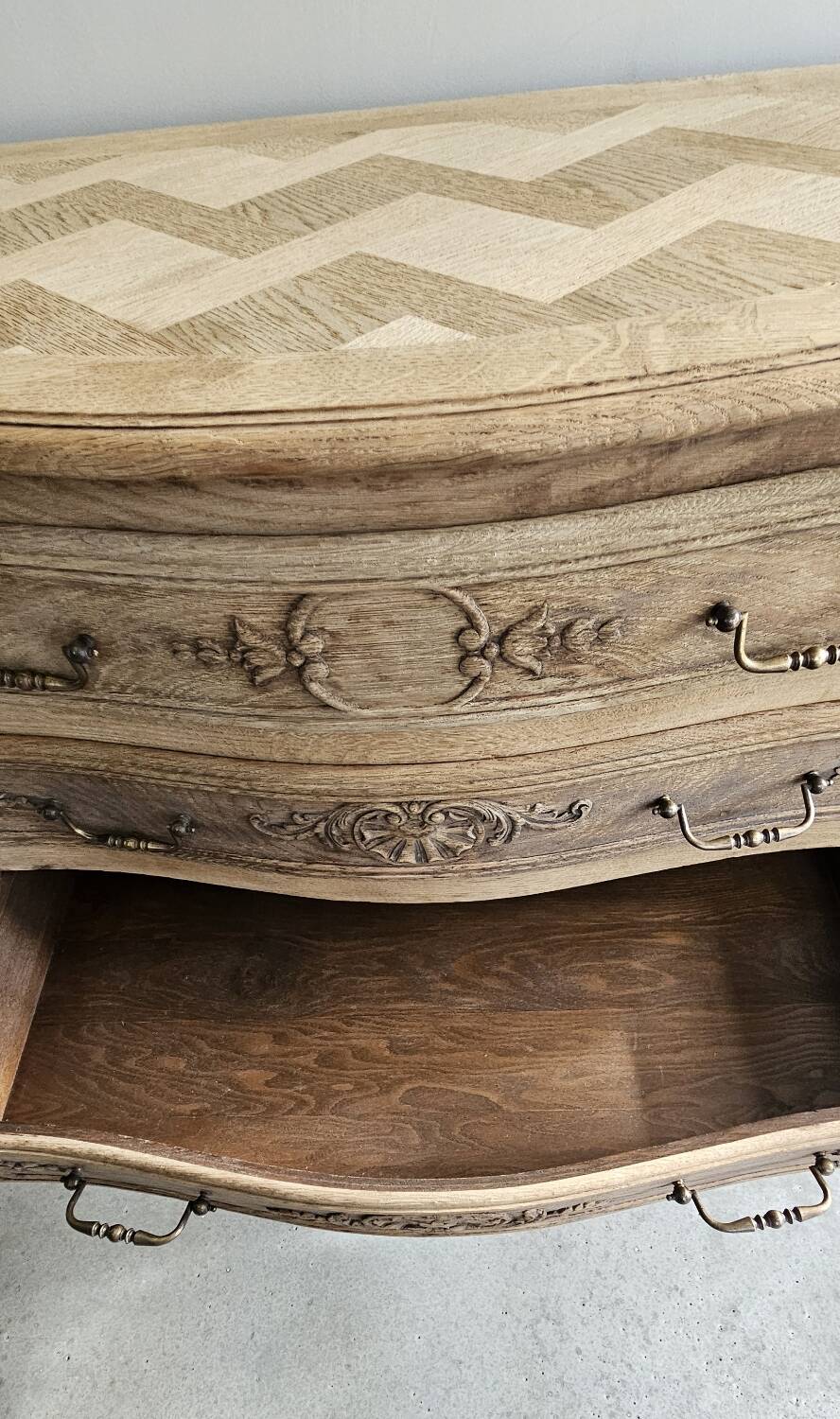 Louis XV style curved chest of drawers with 4 drawers in raw solid oak