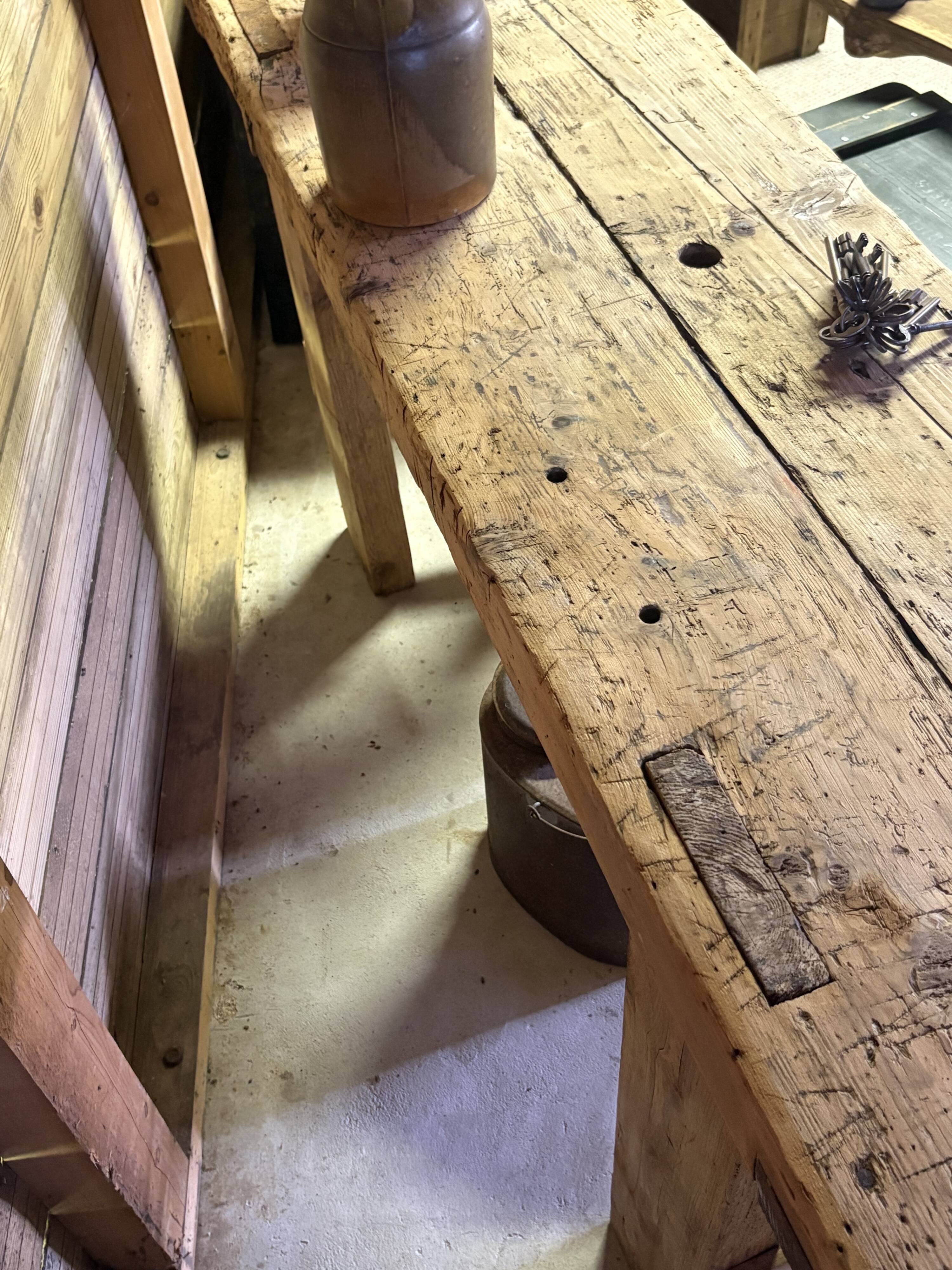 Établi ancien en bois massif avec étau – Authenticité & charme d’atelier