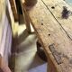 Établi ancien en bois massif avec étau – Authenticité & charme d’atelier