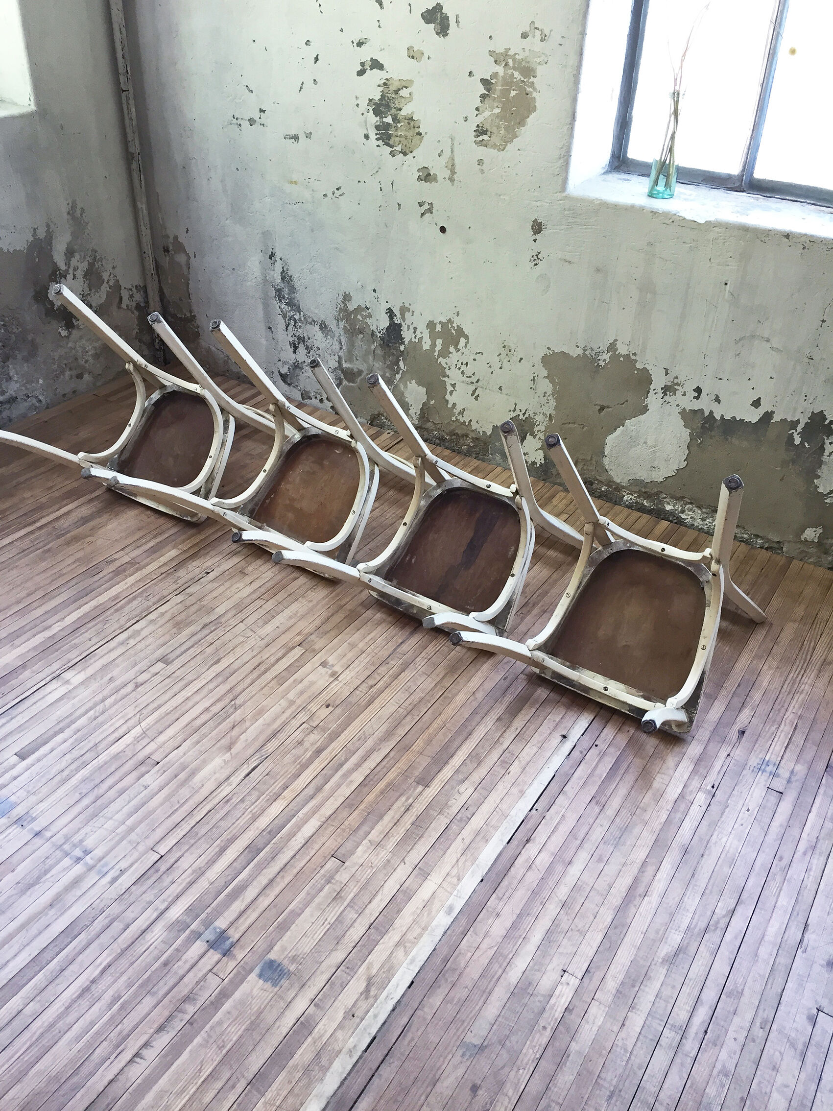 Set 4 white Baumann chairs