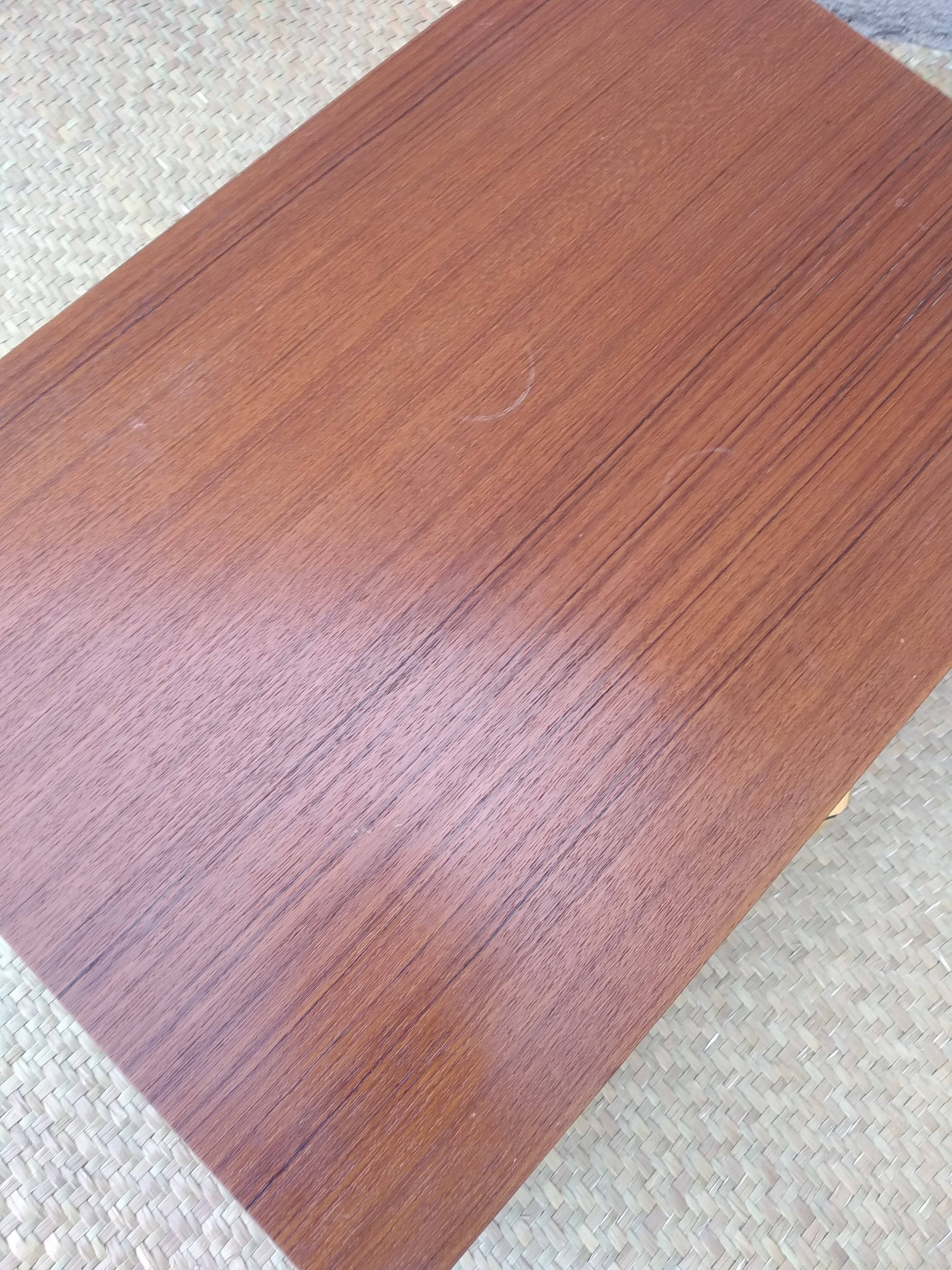 Paire de tables de chevet suspendues en teck