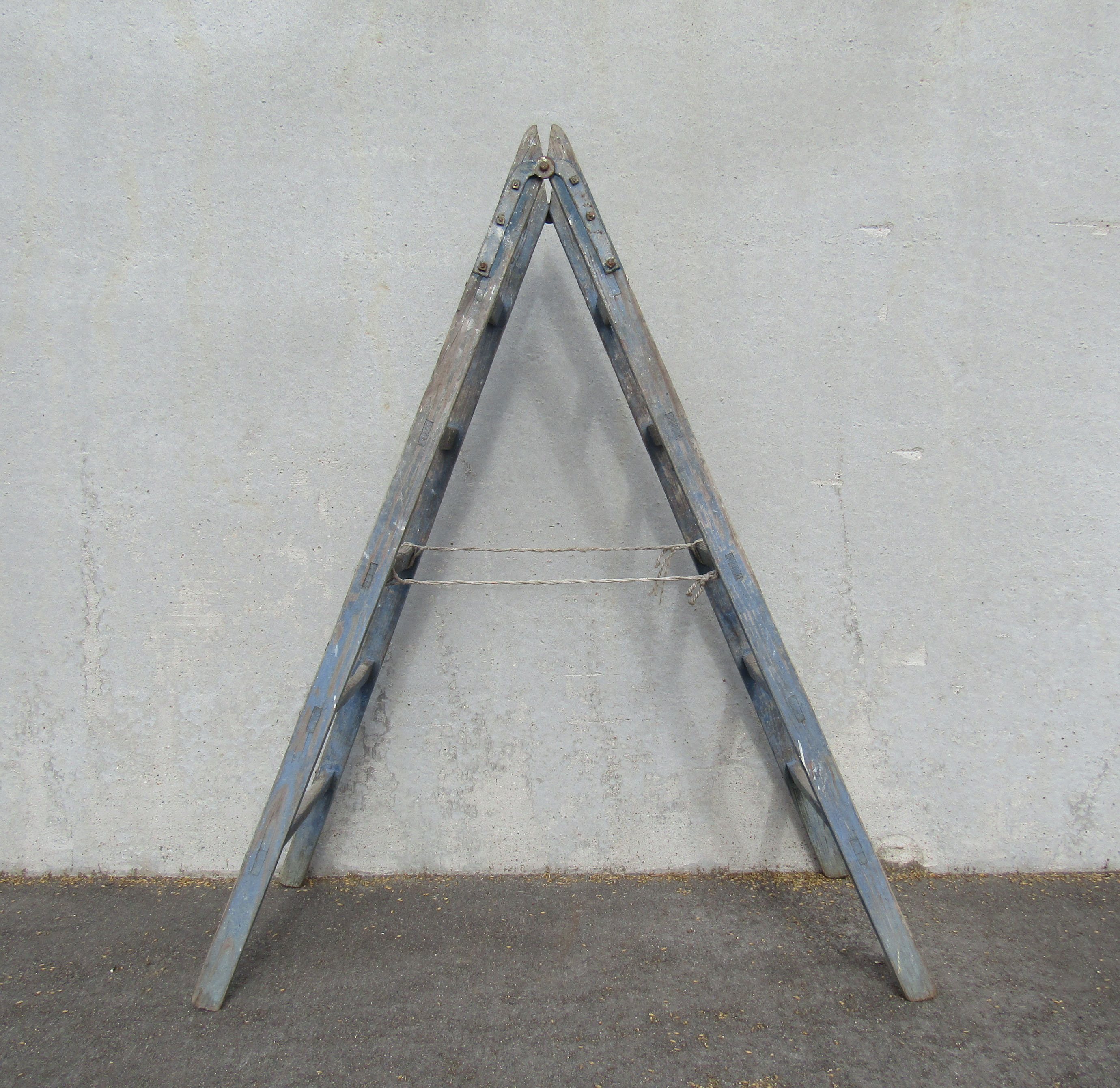 Ancien escabeau échelle de peintre