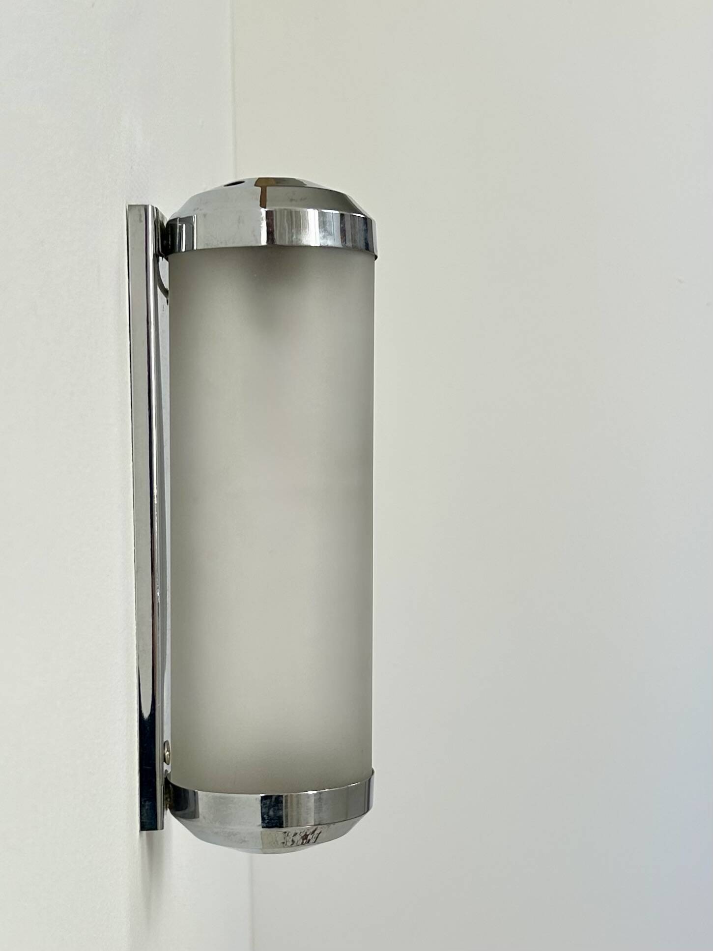 Vintage tubular Art Deco wall light, chrome metal, frosted glass, France, 1930.