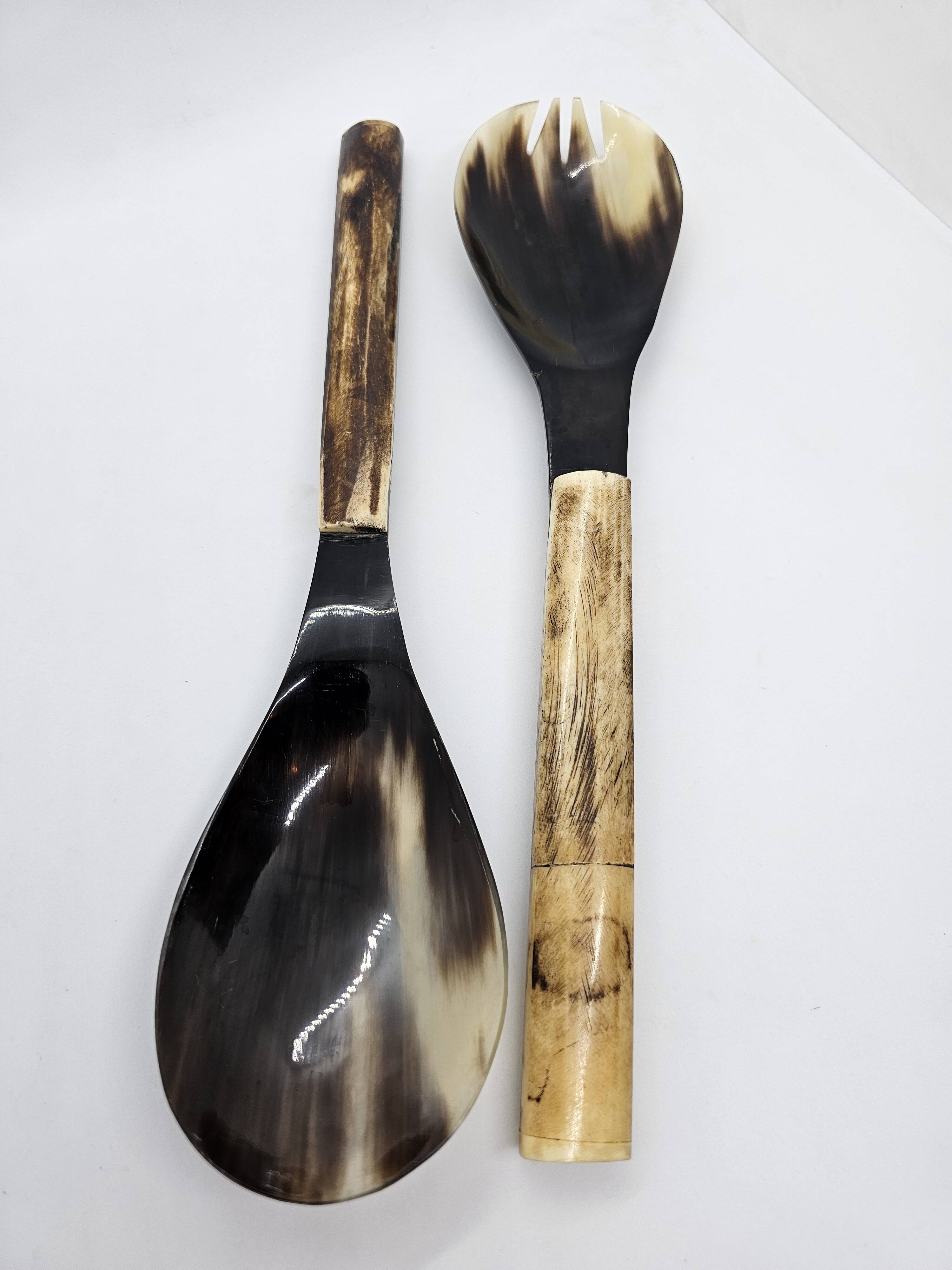 Serving cutlery set in buffalo horn and smooth bone handle
