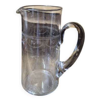 Broc à eau ancien en verre gravé, décor guirlandes Louis XVI