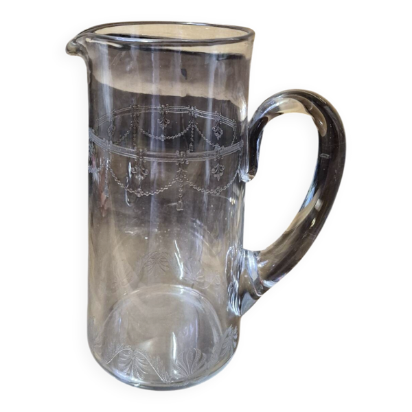 Broc à eau ancien en verre gravé, décor guirlandes Louis XVI