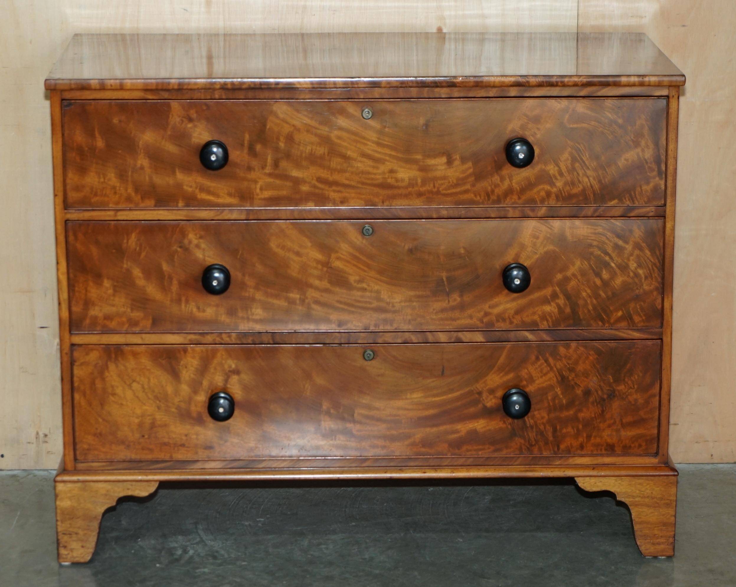Victorian Chest of Drawers in Satin Walnut, Circa 1860
