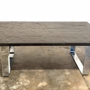 Table basse en pierre naturelle de schiste bitumineux par Studio Draenert