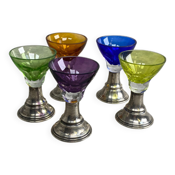 Set de 5 verres à pied colorés sur des tiges en argent