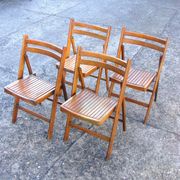 Un ensemble de 4 chaises pliantes en bois vintage, années 1970.