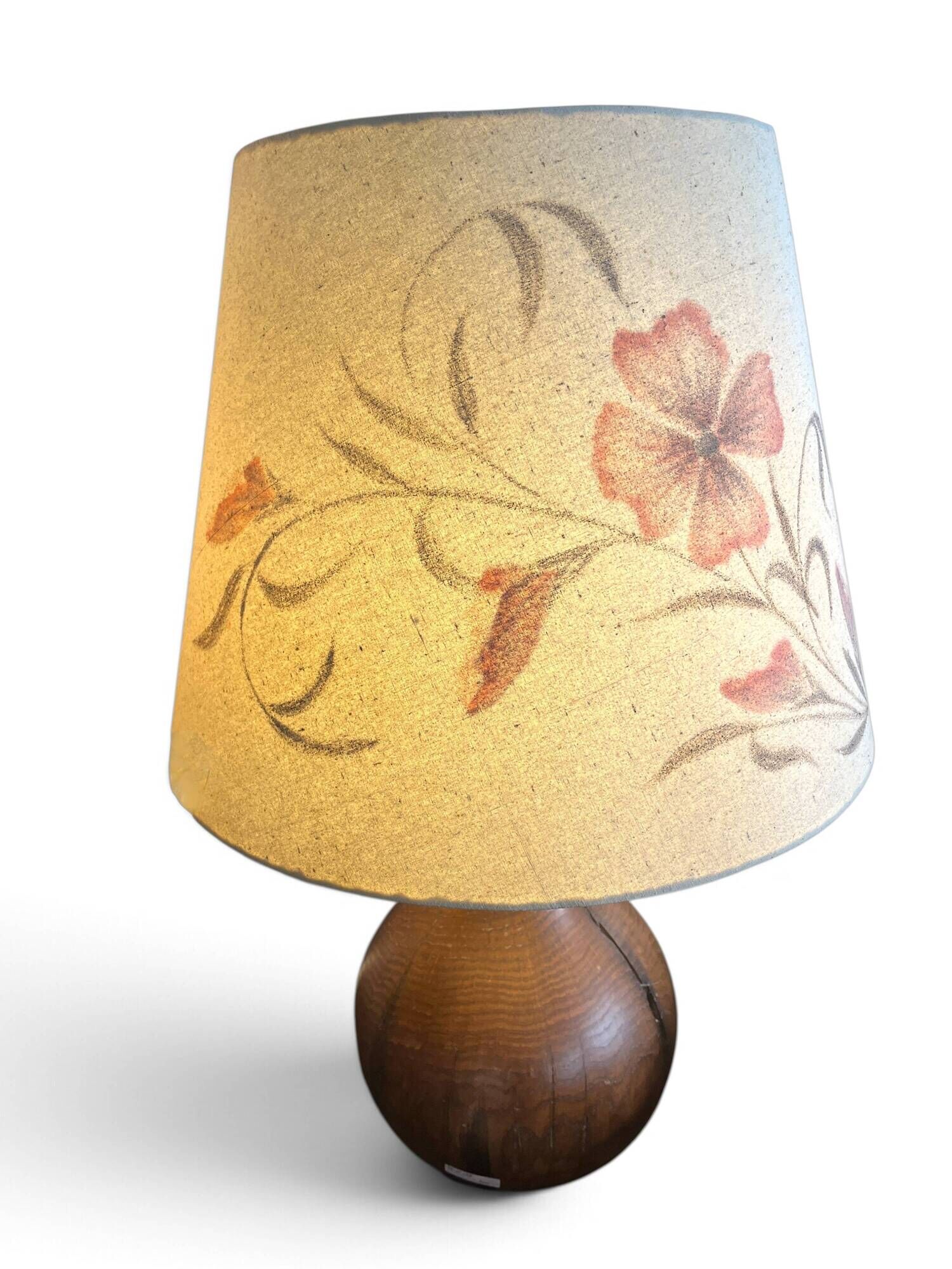 Important wooden floor lamp with a lampshade decorated with flowers from around 1970.