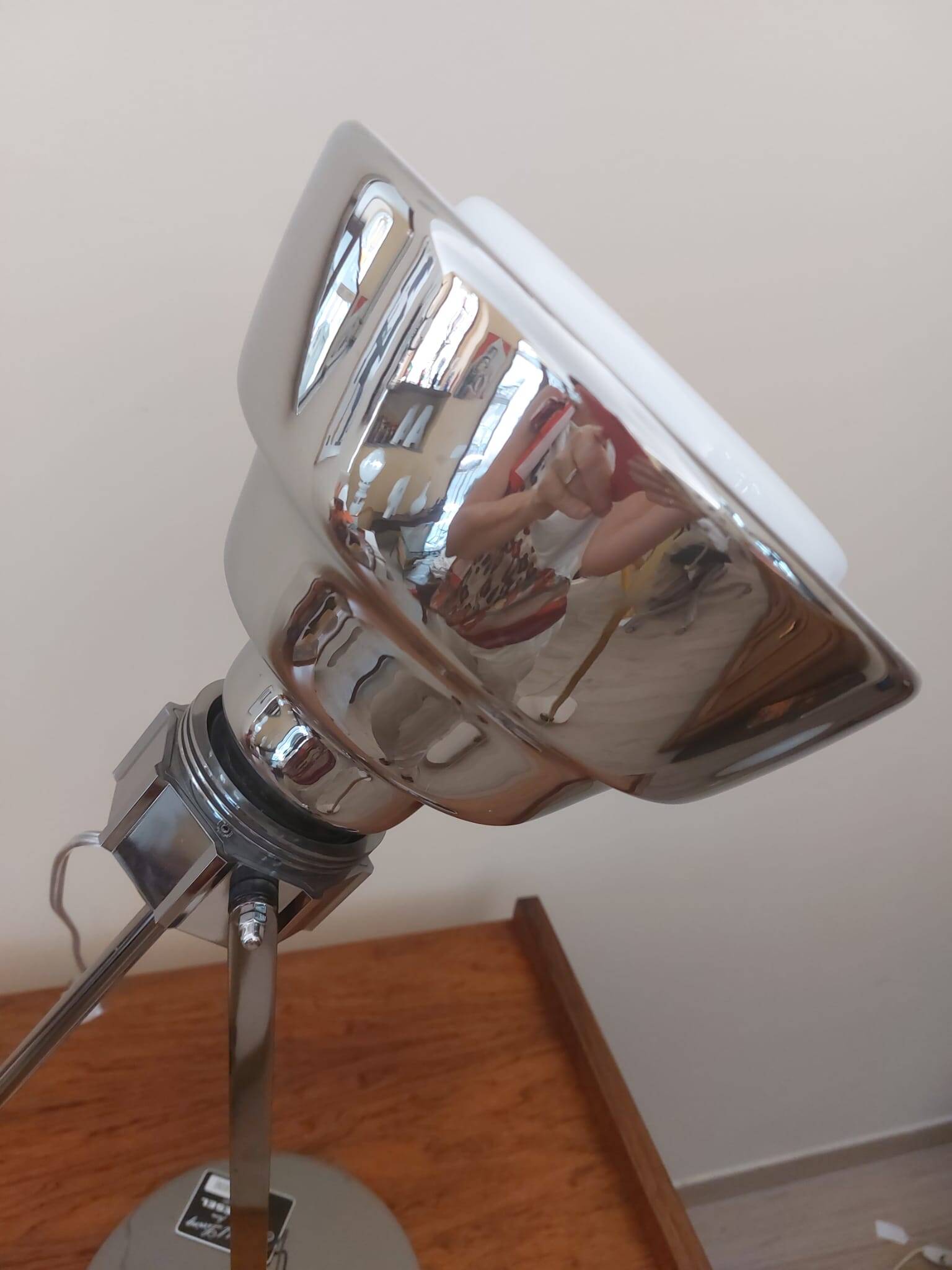 Lampada da tavolo "Glas" in vetro opalino e acciaio cromato