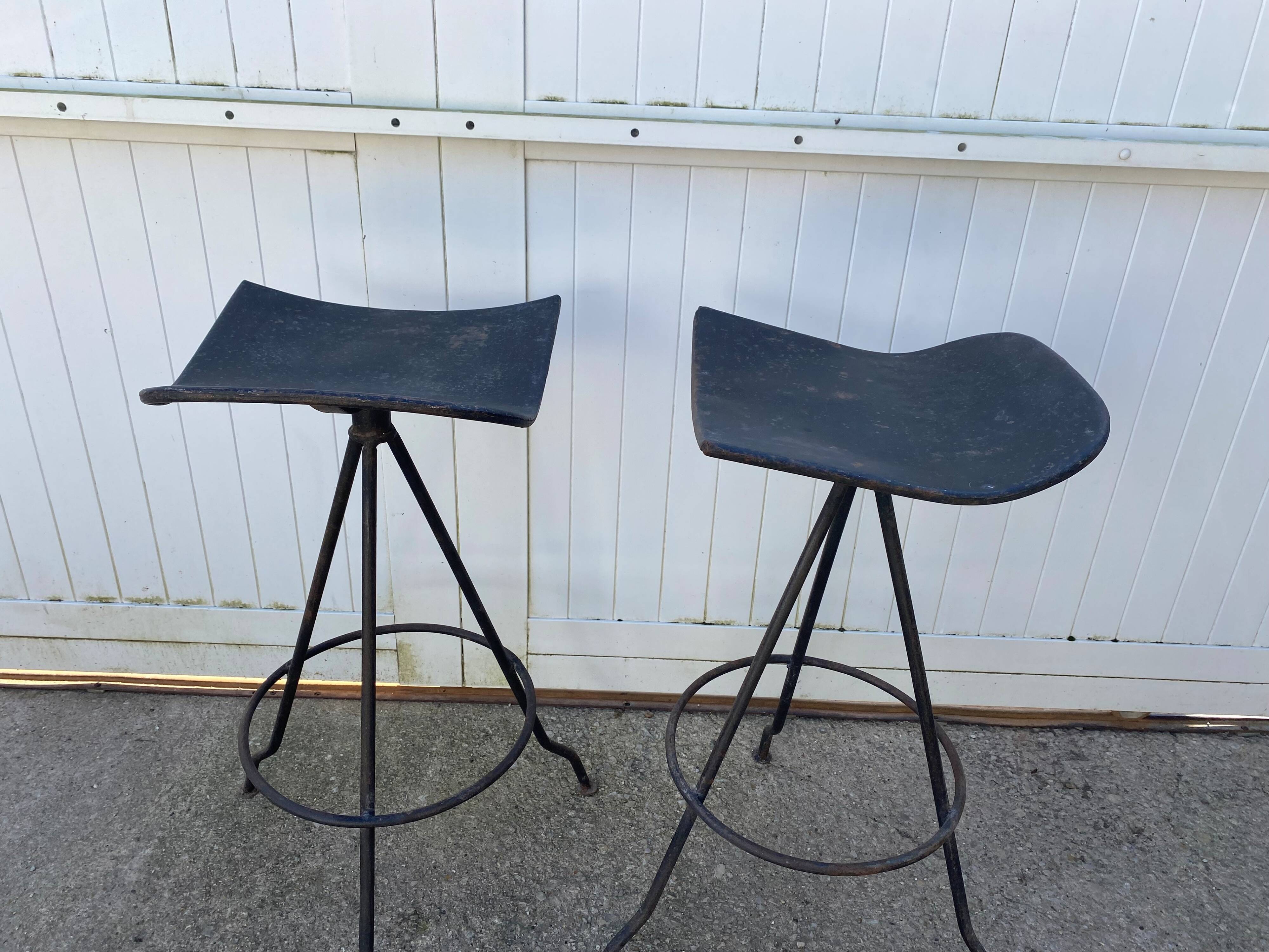 Paire de tabourets de bar pivotants artisanaux en métal de style industriel, 1950