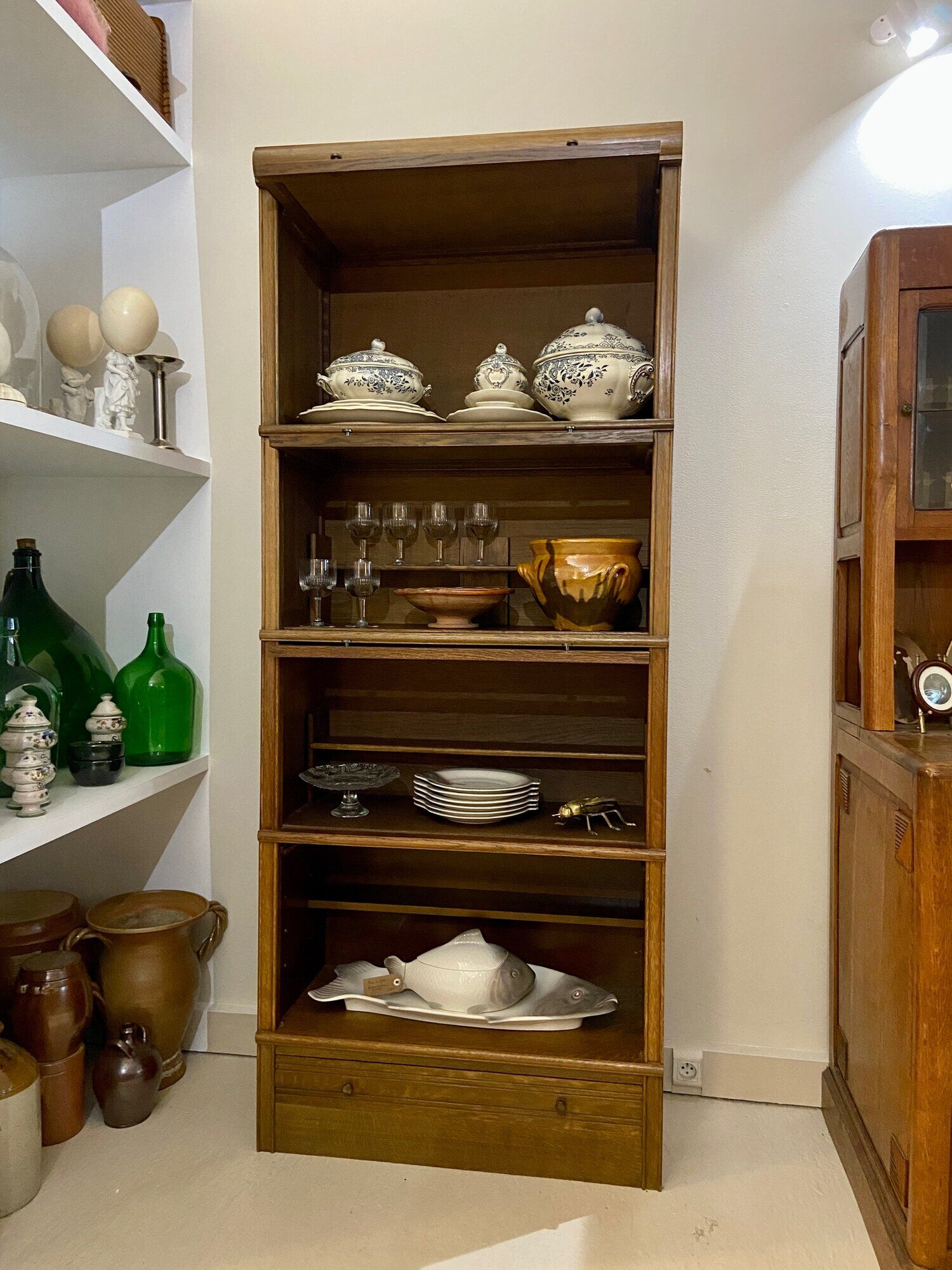 Dark wood display case 4 compartments and 1 drawer