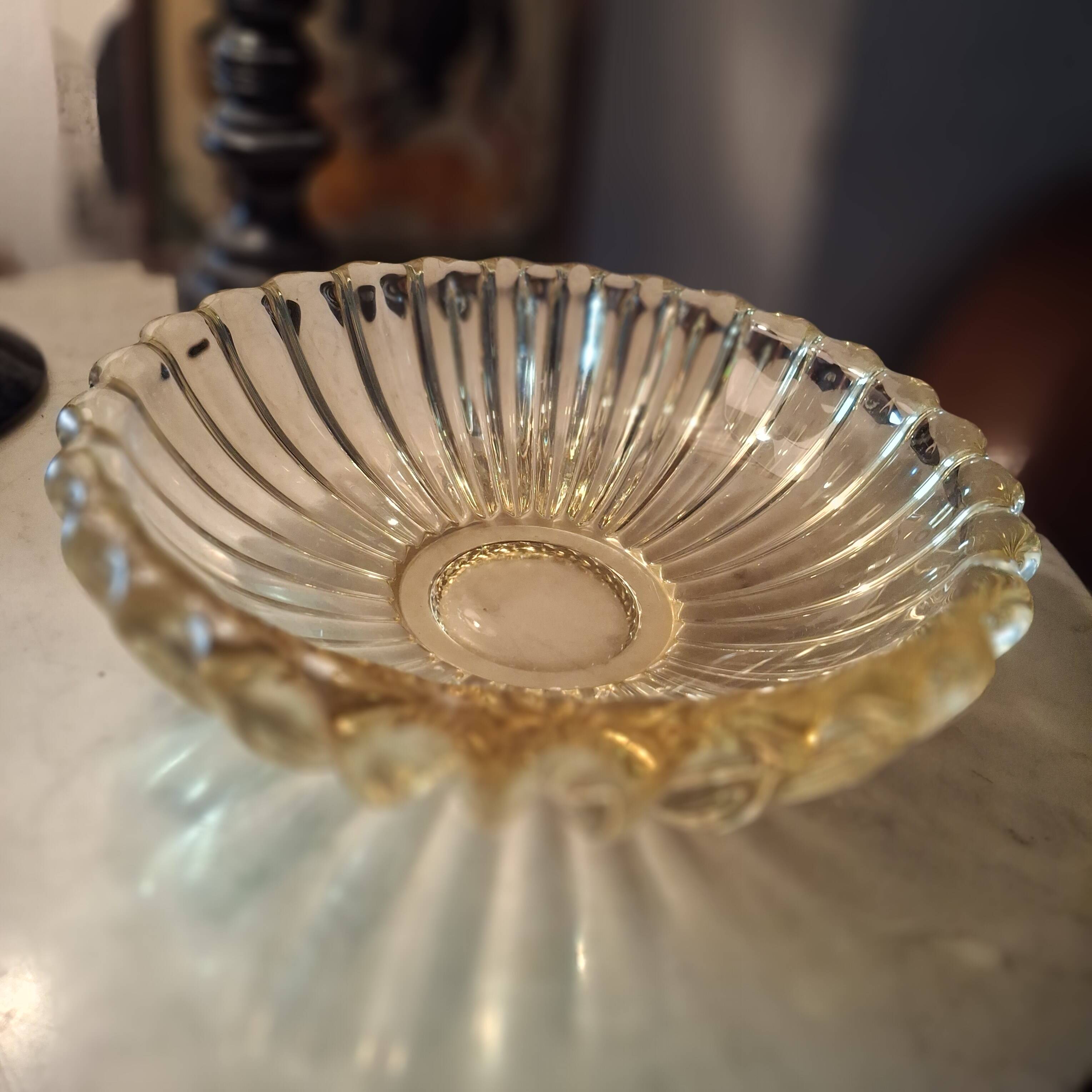 Large glass dish signed Pierre d'Avesn.