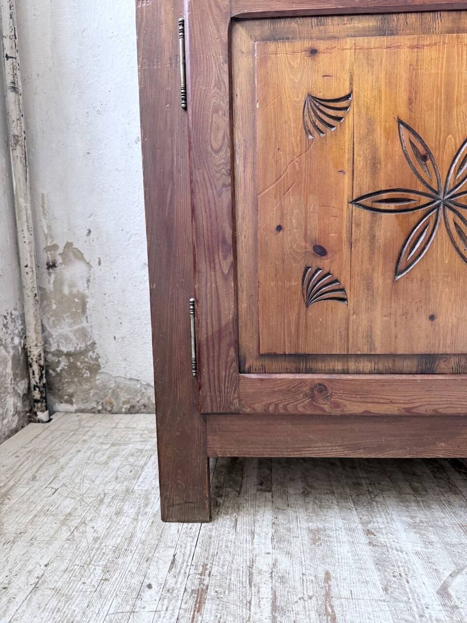 Meuble de rangement confiturier art populaire savoyard 1950