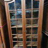 Small showcase decorated with a Louis XVI knot