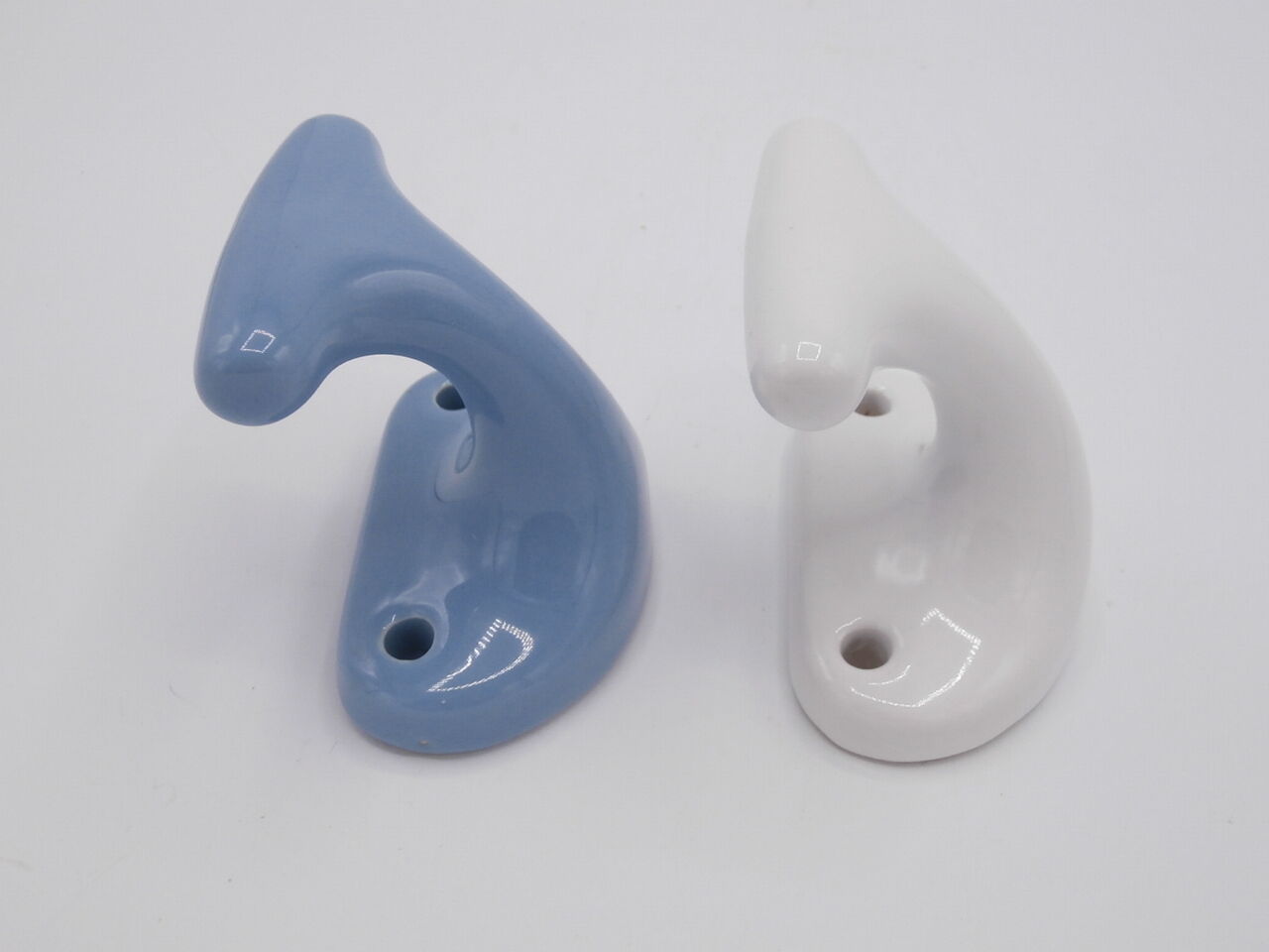 Lot de 2 patères en porcelaine