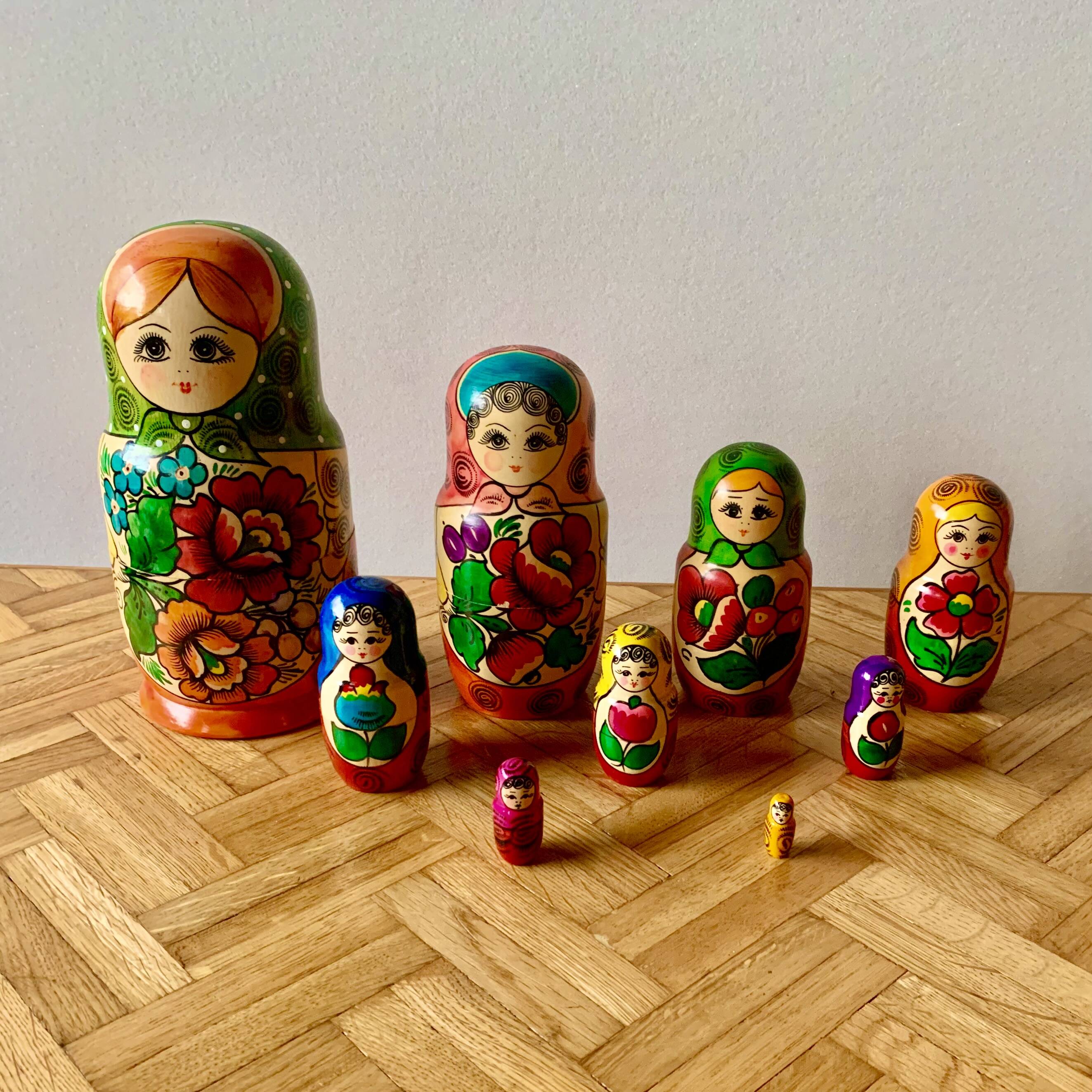 Matryoshka - Series of 9 vintage Russian dolls