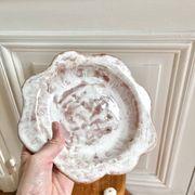 Coupelle fleur vide-poche en terre émaillée
