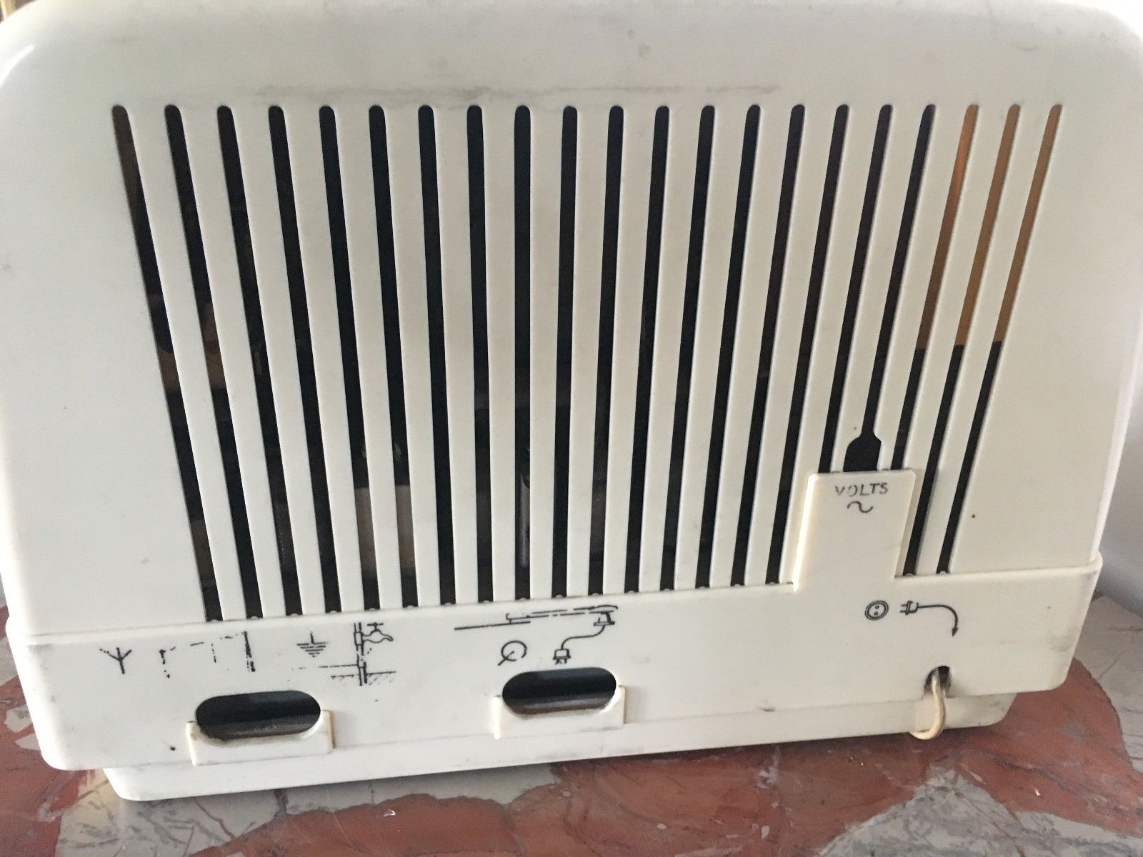 Old radio from the early 1900s post