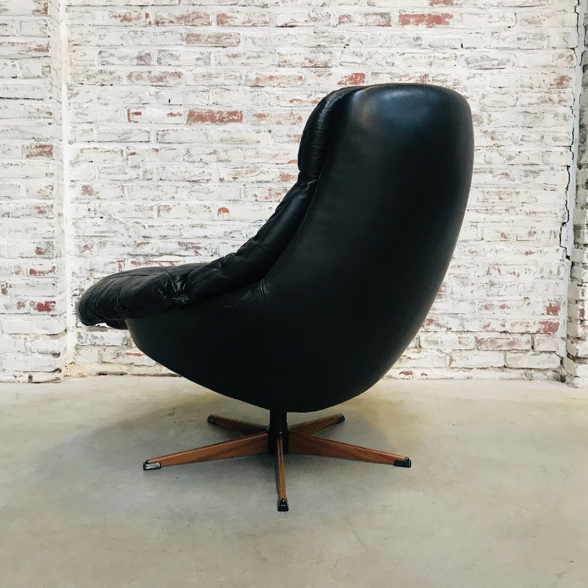 Vintage swivel lounge chair by HW Klein for Bramin, 1970s