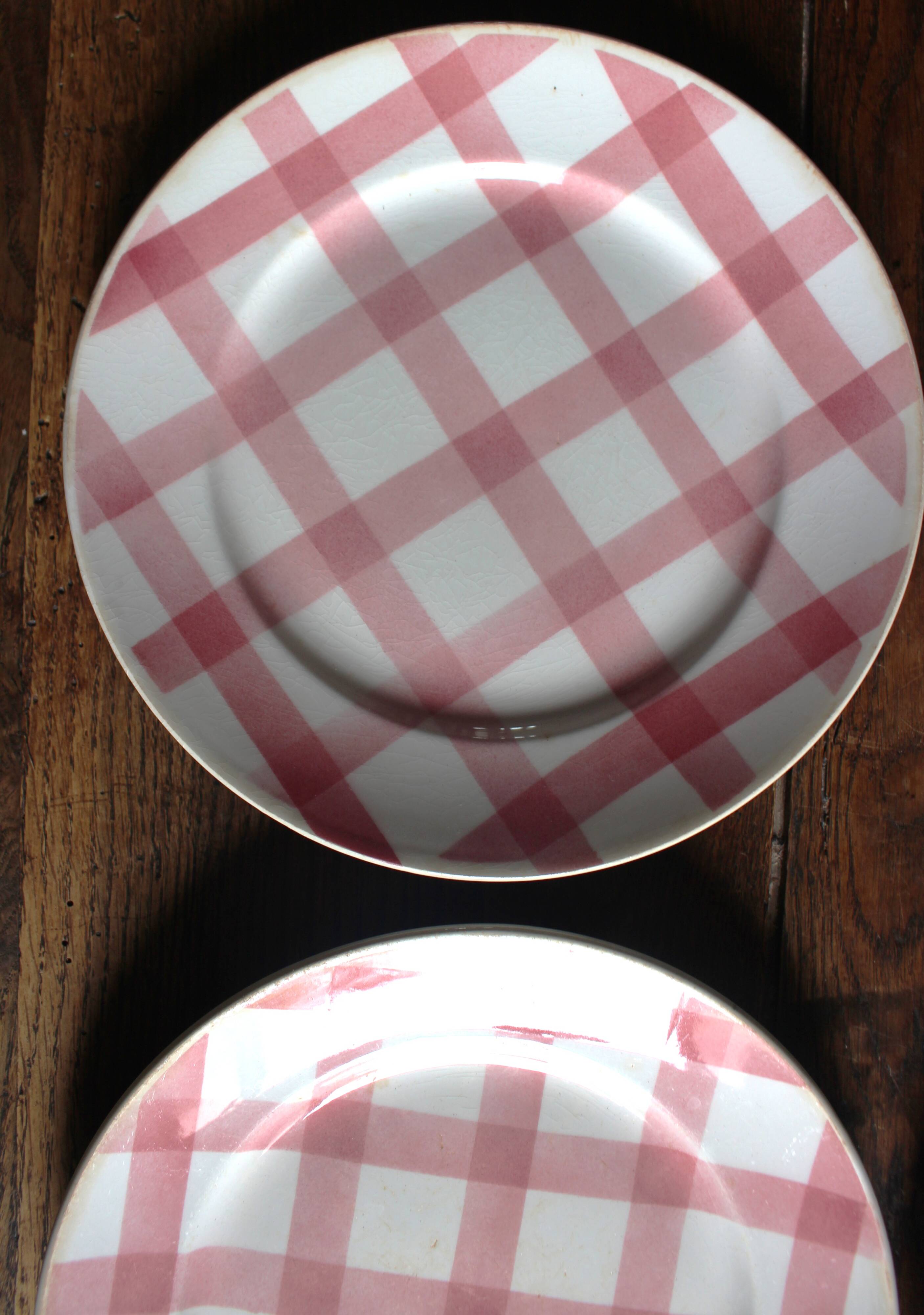 A set of 6 flat plates Nappe Rose Moulin des Loups