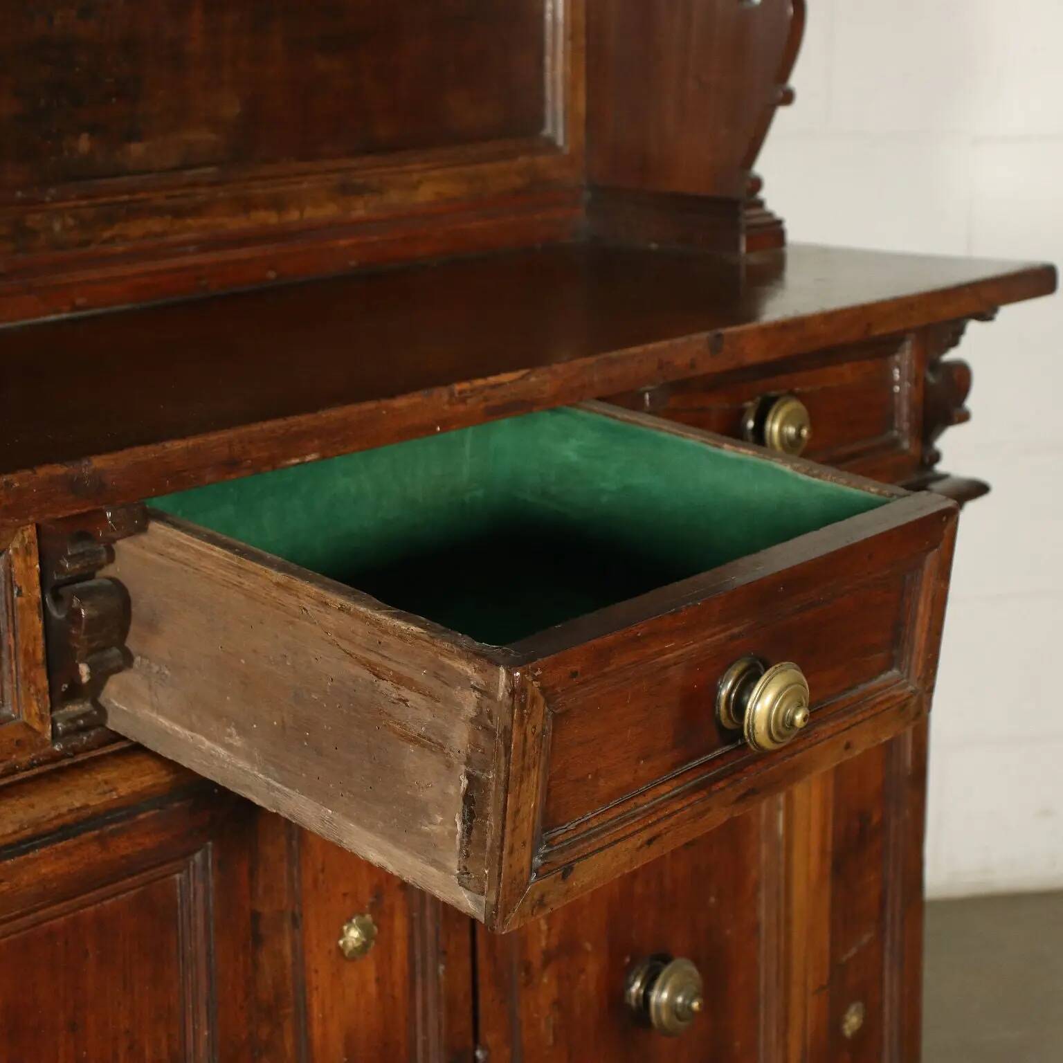Baroque buffet in walnut and poplar, Italy, 18th century.