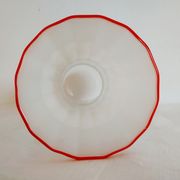 Vase en verre givré et bord rouge