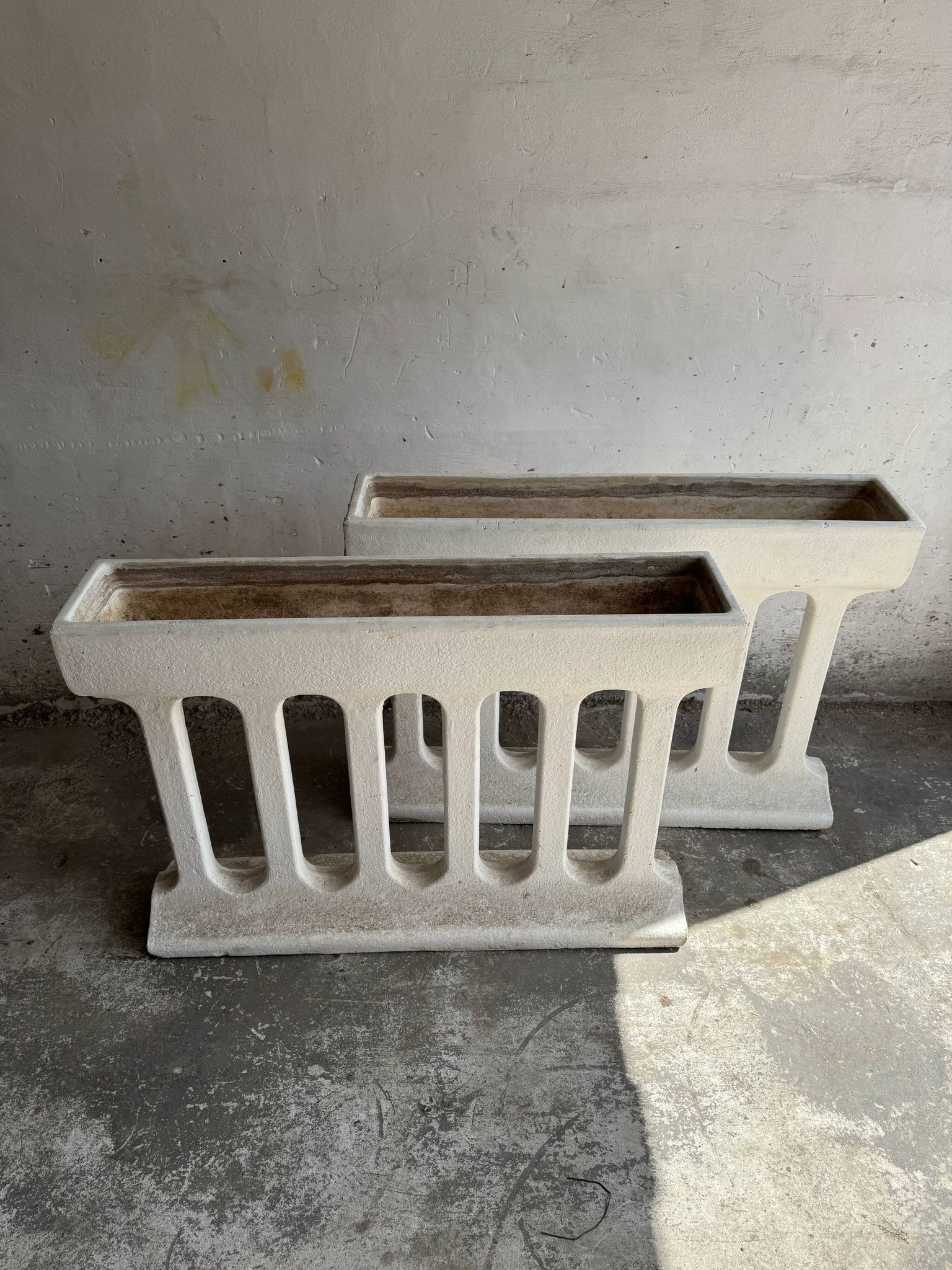 Paire de jardinières sculpturales en béton coulé Off-White, de style brutalisme du milieu du siècle, longues et rectangulaires.