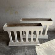 Paire de jardinières sculpturales en béton coulé Off-White, de style brutalisme du milieu du siècle, longues et rectangulaires.