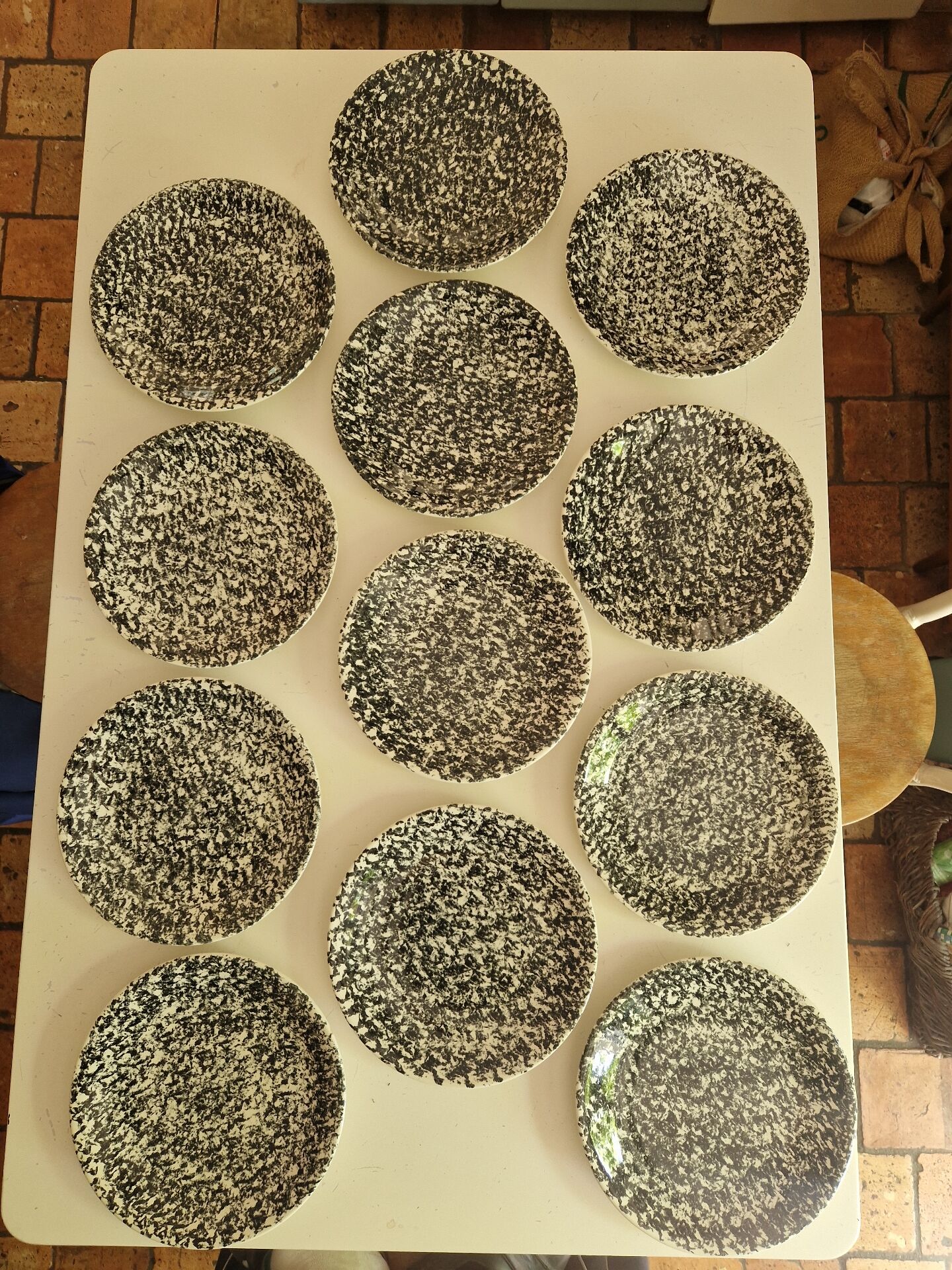 12 assiettes plates moucheté noir manufacture Chantilly France