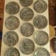 12 assiettes plates moucheté noir manufacture Chantilly France