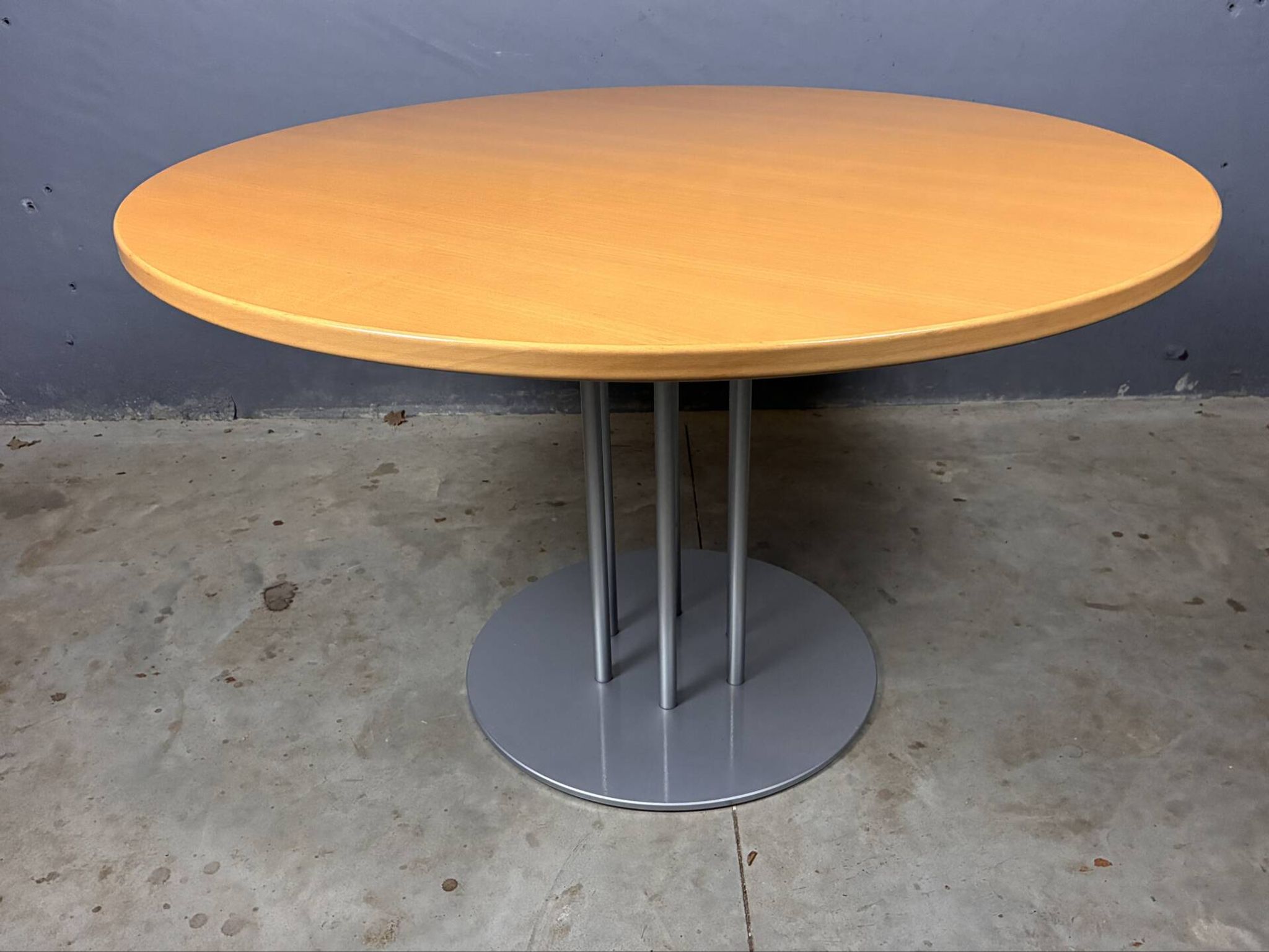 Round dining table Thonet s1047