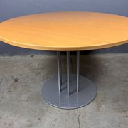 Round dining table Thonet s1047