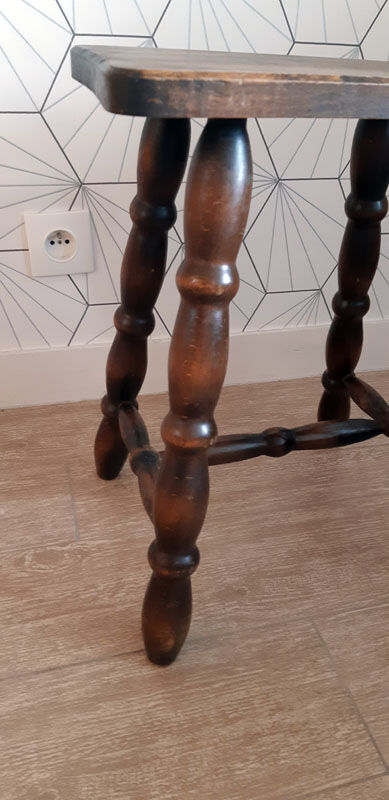 Tabouret marron en bois tourné.