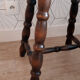Tabouret marron en bois tourné.